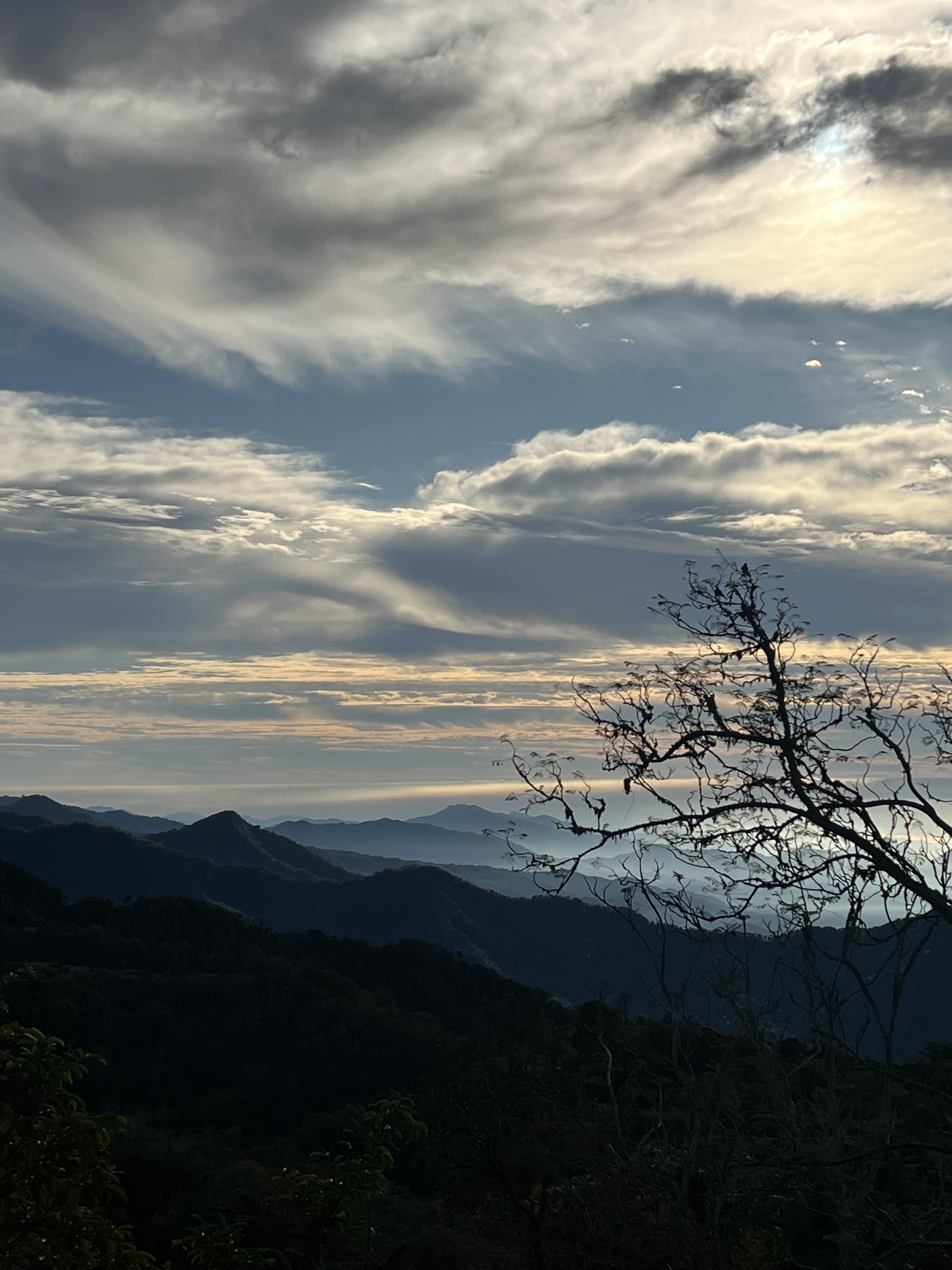 Vista de montanas y nubes desde el rancho